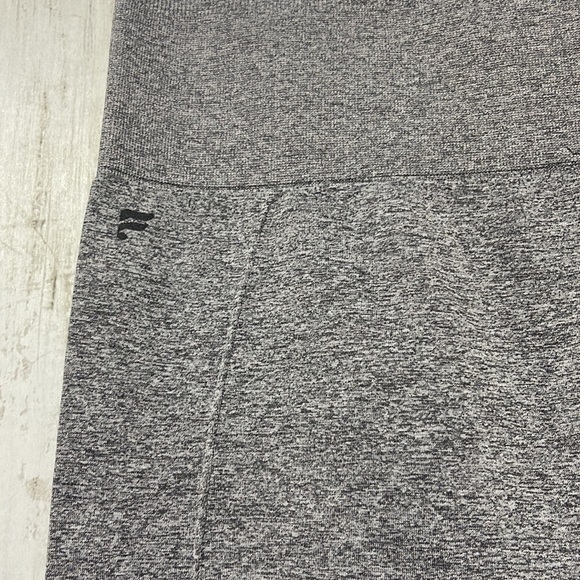 Fabletics Heather Grey Eyelet Panel Leggings size Medium - Picture 5 of 6